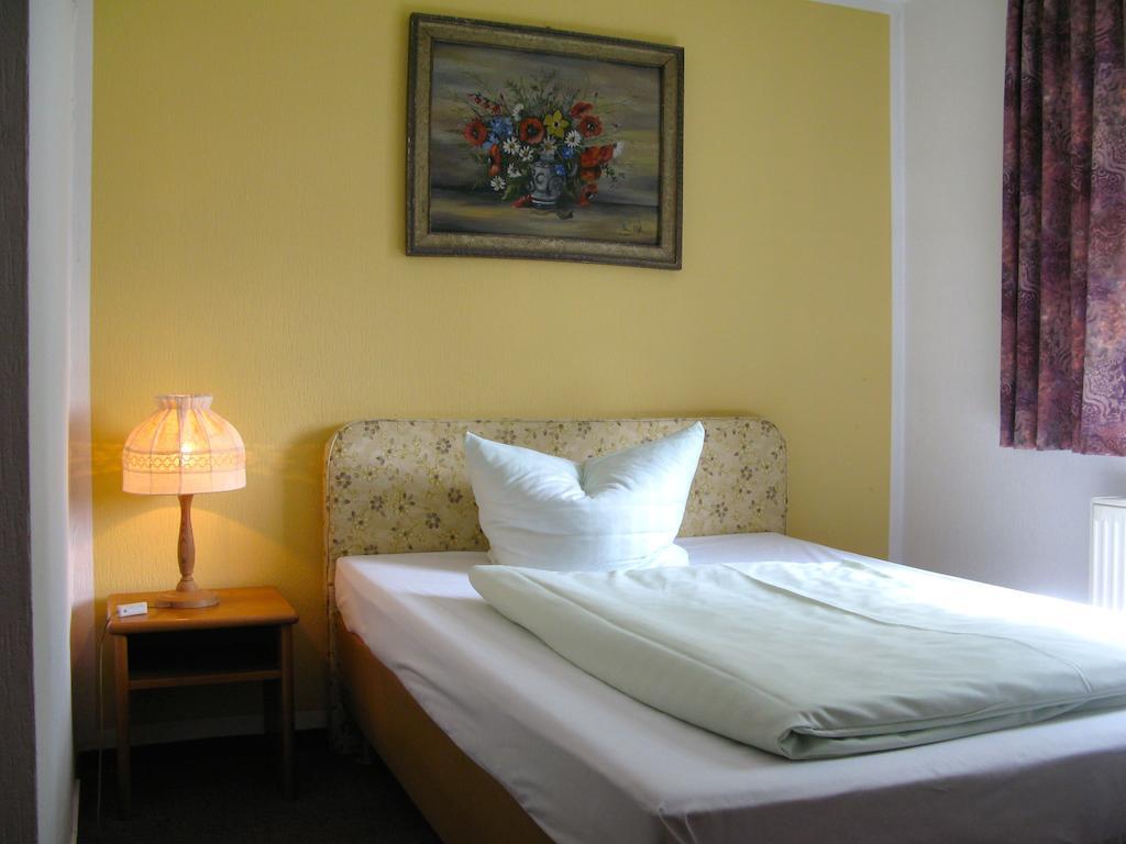 Landhotel Goldener Becher Limbach-Oberfrohna Quarto foto