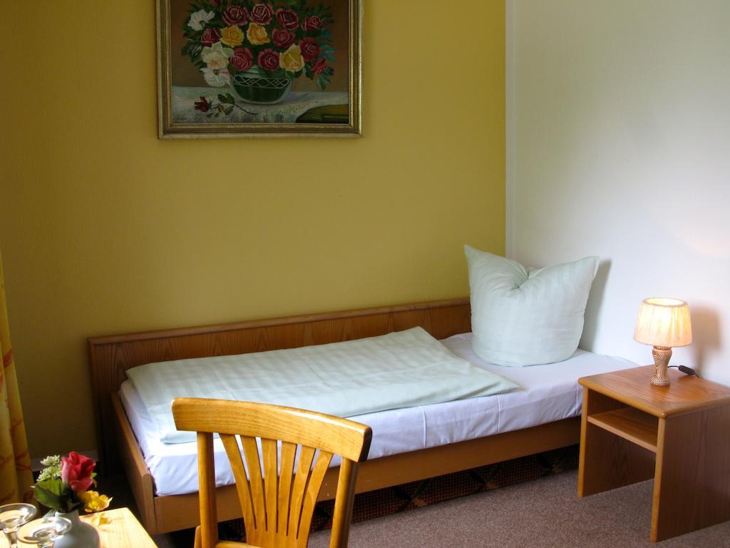 Landhotel Goldener Becher Limbach-Oberfrohna Quarto foto